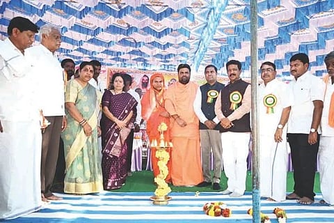 ಕಾನಹೊಸಹಳ್ಳಿ ಸಮೀಪದ ಕಾನಮಡಗು ಗ್ರಾಮದಲ್ಲಿ ಶ್ರೀ ಕಂಚೋಬಳೇಶ್ವರ ಸ್ವಾಮಿ ದೇವಸ್ಥಾನ ಗೋಪುರ ಹಾಗೂ ಕಳಸಾರೋಹಣ ಕಾರ್ಯಕ್ರಮ ನಡೆಯಿತು. ಶಾಸಕ ಡಾ.ಎನ್.ಟಿ.ಶ್ರೀನಿವಾಸ, ಶ್ರೀ ಪ್ರಶಾಂತಸಾಗರ ಸ್ವಾಮೀಜಿ, ಕಾನಮಡುಗು ದಾಸೋಹ ಮಠದ ದಾ.ಮ.ಐಮುಡಿ ಶರಣರು, ಶ್ರೀಓಂಕಾರೇಶ್ವರ ಸ್ವಾಮೀಜಿ, ಶ್ರೀಕೇದಾರಲಿಂಗ ಶಿವಾಚಾರ್ಯರು, ಯೋಗಿರಾಜೇಂದ್ರ ಸ್ವಾಮೀಜಿ, ರಘುಮೂರ್ತಿ ಇತರರಿದ್ದರು.