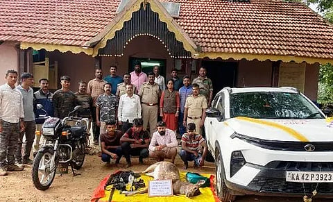  ಕನಕಪುರ ತಾಲೂಕು ಗಡಿ ಭಾಗದಲ್ಲಿ ಜಿಂಕೆ ಬೇಟೆಯಾಡಿ ಸಾಗಾಣೆ ಮಾಡುತ್ತಿದ್ದ ಆರೋಪಿಗಳಿಂದ ಕಾರು, ಮೋಟಾರ್ ಬೈಕ್ ಹಾಗೂ ಇತರೆ ವಸ್ತುಗಳನ್ನು ಅರಣ್ಯ ಅಧಿಕಾರಿಗಳು ವಶಕ್ಕೆ ಪಡೆದಿರುವುದು 