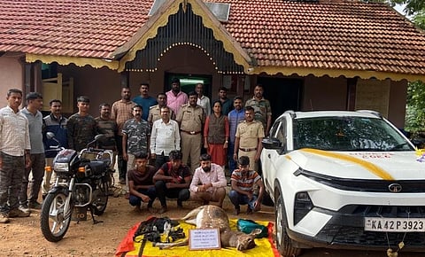 ಕನಕಪುರ ತಾಲೂಕು ಗಡಿಭಾಗದ ಹೊನಗನಹಳ್ಳಿ ಬಳಿ ಜಿಂಕೆ ಬೇಟೆಯಾಡಿ ಸಾಗಣೆ ಮಾಡುತ್ತಿದ್ದ ಆರೋಪಿಗಳನ್ನು ವಶಕ್ಕೆ ಪಡೆದ ಅರಣ್ಯ ಇಲಾಖೆ ಅಧಿಕಾರಿಗಳು. 