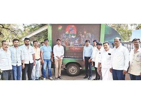 ಕಂಪ್ಲಿ ಉತ್ಸವದ ಪ್ರಚಾರ ವಾಹನಕ್ಕೆ ಶಾಸಕ ಜೆ.ಎನ್.ಗಣೇಶ್ ಚಾಲನೆ ನೀಡಿದರು. ತಹಸೀಲ್ದಾರ್ ಜೂಗಲ ಮಂಜುನಾಯಕ್, ಮುಖ್ಯಾಧಿಕಾರಿ ಬಿ.ಮಲ್ಲಿಕಾರ್ಜುನ, ಪ್ರಮುಖರಾದ ಕೆ.ಶ್ರೀನಿವಾಸರಾವ್, ಎನ್.ಹಬೀಬ್‌ರೆಹಮಾನ್, ಬಿ.ಸಿದ್ದಪ್ಪ, ಆರ್.ಪಿ.ಶಶಿಕುಮಾರ್ ಇತರರಿದ್ದರು.