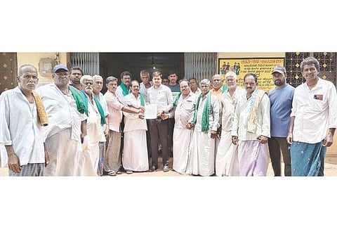 ಕಂಪ್ಲಿ ತಹಸೀಲ್ದಾರ್ ಜೂಗಲ ಮಂಜುನಾಯಕಗೆ ರೈತ ಸಂಘದಿಂದ ಮನವಿ ಸಲ್ಲಿಸಲಾಯಿತು. ಪದಾಧಿಕಾರಿಗಳಾದ ಟಿ.ಗಂಗಣ್ಣ, ವಿ.ಟಿ.ನಾಗರಾಜ, ಗಫೂರಸಾಬ್, ಅಯ್ಯೋದಿ ವಿರುಪಣ್ಣ, ಎಸ್.ಮಲ್ಲಯ್ಯ, ಗಂಗಣ್ಣ ಇತರರಿದ್ದರು.