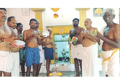 ಮುದ್ದಾಬಳ್ಳಿಯಲ್ಲಿ ಮಳೆಗಾಗಿ ಭಜನೆ ವಾಡುತ್ತ ಈಶ್ವರನಿಗೆ ಪ್ರಾರ್ಥನೆ ಸಲ್ಲಿಸುತ್ತಿರುವ ಭಕ್ತರು.