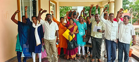 ಊರಹಬ್ಬಕ್ಕೆ ಉತ್ಸವ ಮೂರ್ತಿ ನೀಡದ ಮುಜರಾಯಿ ಇಲಾಖೆ ಅಧಿಕಾರಿಗಳ ಕ್ರಮ ಖಂಡಿಸಿ ಮಾಗಡಿ ತಾಲೂಕು ಕಚೇರಿ ಮುಂದೆ ದಲಿತ ಸಂರ್ಷ ಸಮಿತಿ ಹಾಗೂ ವಿವಿಧ ಪ್ರಗತಿಪರ ಸಂಟನೆಗಳ ನೇತೃತ್ವದಲ್ಲಿ ಮಾಯಸಂದ್ರ ಗ್ರಾಮದ ನೂರಾರು ಗ್ರಾಮಸ್ಥರು ಪ್ರತಿಭಟನೆ ನಡೆಸಿದರು. ಕುಂದುಕೊರತೆ ಸಮಿತಿ ಸದಸ್ಯ ನರಸಿಂಹಮೂರ್ತಿ, ದಲಿತ ಮುಖಂಡರಾದ ವನಜಾ, ಪುರಸಭೆ ಮಾಜಿ ಅಧ್ಯಕ್ಷ ರಂಗಹನುಮಯ್ಯ, ಜೀವಕ ಗಂಗಹನುಮಯ್ಯ, ಕುಮಾರ್​ ಇತರರು ಇದ್ದರು. 