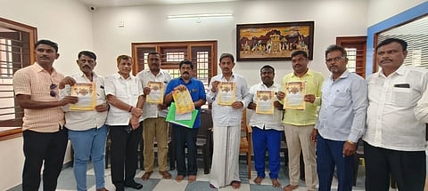 ಮಾಗಡಿಯ ಕಾಂಗ್ರೆಸ್​ ಕಚೇರಿಯಲ್ಲಿ ಶನಿವಾರ ನಾಡಪ್ರಭು ಕೆಂಪೇಗೌಡ ಉತ್ಸವದ ಆಹ್ವಾನ ಪತ್ರಿಕೆಯನ್ನು ಶಾಸಕ ಎಚ್​.ಸಿ.ಬಾಲಕೃಷ್ಣ ಬಿಡುಗಡೆ ಮಾಡಿದರು.ಬಮುಲ್​ ನಿರ್ದೇಶಕ ಎಚ್​.ಎನ್​.ಅಶೋಕ್​, ಜೆ.ಪಿ.ಚಂದ್ರೇಗೌಡ, ಬಿಎಂಆರ್​ಡಿಎ ಮಾಜಿ ಅಧ್ಯ ಕೆ.ಕೃಷ್ಣಮೂರ್ತಿ, ಜಿಲ್ಲಾ ಕಾಂಗ್ರೆಸ್​ ಪ್ರಧಾನ ಕಾರ್ಯದರ್ಶಿ ಬಿ.ಎಸ್​.ಕುಮಾರ್​ ಇತರರು ಇದ್ದರು. 