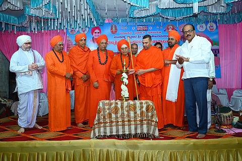 ಮುನವಳ್ಳಿ ಶ್ರೀ ಸೋಮಶೇಖರಮಠದ ಲಿಂ.ಬಸವಲಿಂಗ ಶ್ರೀಗಳ ಪುಣ್ಯಸ್ಮರಣೋತ್ಸವವನ್ನು ಡಾ.ಗುರುಸಿದ್ಧರಾಜಯೋಗಿಂದ್ರ ಸ್ವಾಮೀಜಿ ಉದ್ಘಾಟಿಸಿದರು. ಮುರುಂದ್ರ ಶ್ರೀ, ಮುಕ್ತಾನಂದ ಶ್ರೀ, ಚೆನ್ನಮಲ್ಲ  ಶಿವಾಚಾರ್ಯರು, ಪಂಚನಗೌಡ ದ್ಯಾಮನಗೌಡರ ಇತರರಿದ್ದರು.