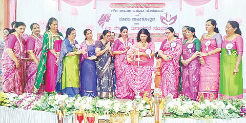 ಚೇರಂಬಾಣೆಯ ಕಾರುಗುಂದ ಗೌಡ ಸಮಾಜದಲ್ಲಿ ಭಾನುವಾರ ಆಯೋಜಿಸಲಾಗಿದ್ದ ಗೌಡ ಮಹಿಳಾ ಒಕ್ಕೂಟದ ಮೊದಲ ವಾರ್ಷಿಕೋತ್ಸವ ಹಾಗೂ ವಿಶ್ವ ಮಹಿಳಾ ದಿನಾಚರಣೆಯನ್ನು ನಿವೃತ್ತ ಪ್ರಾಧ್ಯಾಪಕಿ ಸುಳ್ಯಕೋಡಿ ಶಿವದೇವಿ ಅವನೀಶ್ ಚಂದ್ರ ಉದ್ಘಾಟಿಸಿದರು. ಮಿಲನಾ ಭರತ್, ನೆರವನ ರೇವತಿ ರಮೇಶ್ ಇತರರು ಇದ್ದರು.