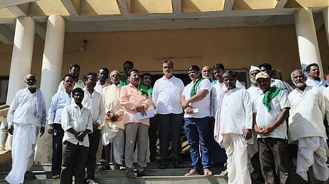 CROP LOSS ನರಗುಂದದಲ್ಲಿ ಭಾರತೀಯ ಕಿಸಾನ್ ಸಂಘದಿಂದ ತಹಸೀಲ್ದಾರ್ ಶ್ರೀಶೈಲ ತಳವಾರ ಅವರಿಗೆ ಗುರುವಾರ ಮನವಿ ಸಲ್ಲಿಸಲಾಯಿತು.