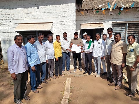 DRAIN ನರಗುಂದ ತಾಲೂಕು ಕೊಣ್ಣೂರಿನ ರಾಷ್ಟ್ರೀಯ ಹೆದ್ದಾರಿ ಬಳಿಯ ಚರಂಡಿಗೆ ಸಮರ್ಪಕ ಸಿಡಿ ನಿರ್ಮಿಸಬೇಕು ಎಂದು  ಹೆದ್ದಾರಿ ನಿಗಮದ ಅಧಿಕಾರಿಗಳಿಗೆ ಗುರುವಾರ ಮನವಿ ಸಲ್ಲಿಸಲಾಯಿತು.