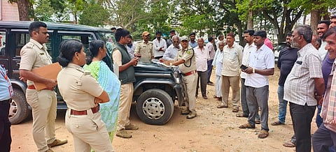 ಮಾಗಡಿ ಸರ್ಕಾರಿ ಆಸ್ಪತ್ರೆ ನಿರ್ಮಾಣ ಉದ್ದೇಶಿತ ಸ್ಥಳದಲ್ಲಿ ಮರಗಳ ಹರಾಜು ಪ್ರಕ್ರಿಯೆ ನಡೆಯಿತು.