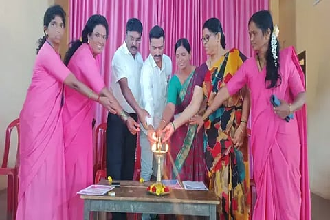ಹುಂಚದಲ್ಲಿ ಆಶಾ ಕಾರ್ಯಕರ್ತೆಯರ ಬೆಳಗಾವಿ ಚಲೋ ಹೋರಾಟದ ಪೂರ್ವಭಾವಿ ಸಭೆಯನ್ನು ಜಿಲ್ಲಾ ಉಸ್ತುವಾರಿ ಸುಬ್ಬರಾಜು ಉದ್ಘಾಟಿಸಿದರು. ರಾಜೇಶ್ವರಿ, ಪೂರ್ಣಿಮಾ, ಸುಮಾ, ತಿಪ್ಪೇಸ್ವಾಮಿ, ಚಂದ್ರಕಲಾ ಇತರರಿದ್ದರು.