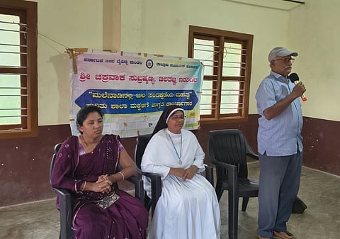 ರಿಪ್ಪನ್​ಪೇಟೆಯ ಗುಡ್​ ಶೇಪರ್ಡ್​ ಪ್ರೌಢಶಾಲೆಯಲ್ಲಿ ಆಯೋಜಿಸಿದ್ದ ಪರಿಸರ ಜಾಗೃತಿ ಕಾರ್ಯಕ್ರಮದಲ್ಲಿ ಜಲತ ಚಕ್ರವಾಕ ಸುಬ್ರಹ್ಮಣ್ಯ ಮಾತನಾಡಿದರು. ಫಾತಿಮಾ, ಶಿಲ್ಪಾ, ಸಂತೋಷ್​ ಇತರರಿದ್ದರು.
