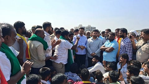 ಕರಿಕಟ್ಟಿ ಹಾಗೂ ಅಸುಂಡಿ ಗ್ರಾಮಸ್ಥರು ಪ್ರತಿಭಟನೆ ನಡೆಸುತ್ತಿದ್ದ ಸ್ಥಳಕ್ಕೆ ಎಂಎಲ್‌ಸಿ ಚನ್ನರಾಜ ಹಟ್ಟಿಹೊಳಿ ಭೇಟಿ ನೀಡಿ ಸಮಸ್ಯೆ ಆಲಿಸಿದರು. ಮೃಣಾಲ ಹೆಬ್ಬಾಳ್ಕರ್, ಶ್ರೀಧರ ಅಸಂಗಿಹಾಳ ಇತರರಿದ್ದರು.