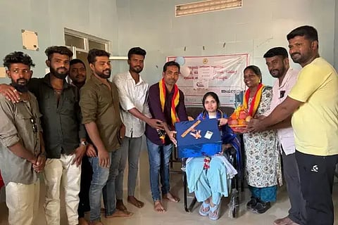 ಸಾಗರ ತಾಲೂಕಿನ ಉಳ್ಳೂರು ಆರೋಗ್ಯ ಕೇಂದ್ರದಿಂದ ವರ್ಗಾವಣೆಯಾದ ವೈದ್ಯೆ ನಂದಿನಿ ಅವರನ್ನು ಕರ್ನಾಟಕ ರಕ್ಷಣಾ ನವಶಕ್ತಿ ವೇದಿಕೆಯಿಂದ ಸನ್ಮಾನಿಸಲಾಯಿತು. ವಸೀಂ, ದ್ರೌಪದಿ, ರಾಘವೇಂದ್ರ ಇತರರಿದ್ದರು.