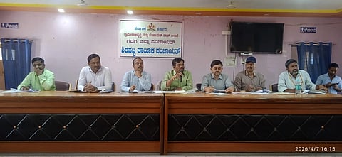 ಶಿರಹಟ್ಟಿ ತಾಪಂನಲ್ಲಿ ಏರ್ಪಡಿಸಿದ್ದ ತಾಲೂಕು ಮಟ್ಟದ ಟಾಸ್ಕ್‌ಫೋರ್ಸ್ ಸಮಿತಿ ಸಭೆಯಲ್ಲಿ ಶಾಸಕ ಡಾ. ಚಂದ್ರು ಲಮಾಣಿ ಮಾತನಾಡಿದರು. ತಹಸೀಲ್ದಾರ್ ಕೆ. ರಾಘವೇಂದ್ರ ರಾವ್, ಧನಂಜಯ ಎಂ., ಯರ‌್ರಿಸ್ವಾಮಿ ಪಿ.ಎಸ್., ಇತರರಿದ್ದರು.