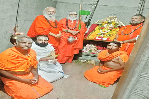 ತರಿಕೆರೆಯ ಹಳಿಯೂರು ಗ್ರಾಮದ ಶ್ರೀ ಬಸವೇಶ್ವರ ಸ್ವಾಮಿ ದೇಗುಲದಲ್ಲಿ ಶ್ರೀ ರಂಭಾಪುರಿ ಜಗದ್ಗುರುಗಳು ವಿಶೇಷ ಪೂಜೆ ಸಲ್ಲಿಸಿದರು.