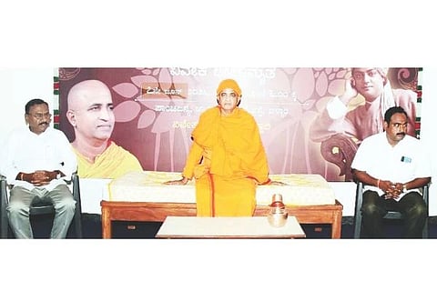 ಬಳ್ಳಾರಿಯಲ್ಲಿ ವಿವೇಕಮಂಟಪ-ಉಪನ್ಯಾಸ ಮಾಲಿಕೆಯಲ್ಲಿ ವಿವೇಕ ಲೀಲಾಮೃತ ಕುರಿತು ನಿರ್ಭಯಾನಂದ ಸರಸ್ವತಿ ಸ್ವಾಮೀಜಿ ಮಾತನಾಡಿದರು. ಕರ್ನಾಟಕ ಗ್ರಾಮೀಣ ಬ್ಯಾಂಕ್ ನಿವೃತ್ತ ವ್ಯವಸ್ಥಾಪಕ ಆರ್.ಎಸ್.ತಿಮ್ಮನಗೌಡ, ವಿಶ್ವ ಬ್ರಾಹ್ಮಣ ವೈದಿಕ ಪ್ರತಿಷ್ಠಾನದ ಕಾರ್ಯದರ್ಶಿ ವೆಂಕಟೇಶ್ ಬಡಿಗೇರ ಇದ್ದರು.