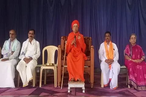 ಕೆಂಜಗಾಪುರ ಶ್ರೀ ವೀರಭದ್ರೇಶ್ವರ ದೇವಾಲಯದಲ್ಲಿ ಆಯೋಜಿಸಿದ್ದ ಧಾರ್ಮಿಕ ಸಭೆಯಲ್ಲಿ ಶ್ರೀ ಮಲ್ಲಿಕಾರ್ಜುನ ಮುರುಘರಾಜೇಂದ್ರ ಸ್ವಾಮೀಜಿ ಮಾತನಾಡಿದರು. ಶಾಂತಕುಮಾರ ಗೌಡ, ಶಿವಲಿಂಗಯ್ಯ ಶಾಸ್ತ್ರಿ, ಪ್ರಮೀಳಮ್ಮ ಇತರರಿದ್ದರು.