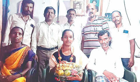 ಎಸ್‌ಎಸ್‌ಎಲ್‌ಸಿ ಪರೀಕ್ಷೆಯಲ್ಲಿ 621 ಅಂಕ ಗಳಿಸಿದ ಬನ್ನೂರಿನ ಜೈಭೀಮ್ ನಗರದ ನಿವಾಸಿ ಶಿವಣ್ಣ ಮತ್ತು ಮಹದೇವಮ್ಮ ಪುತ್ರಿ ಸುಶ್ಮಿತಾಳನ್ನು ಸನ್ಮಾನಿಸಲಾಯಿತು. ಎಲ್.ಪಿ.ಮನು, ಸಿದ್ದೇಶ್ವರ, ಶಿವಕುಮಾರ್, ಬಿ.ಎಂ.ಜೈಕುಮಾರ್, ಬಿ.ಎಂ.ಮಹೇಶ್ ಉಪಸ್ಥಿತರಿದ್ದರು.