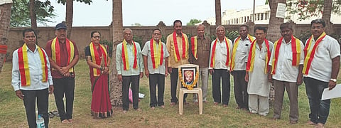 ಬಸವನಬಾಗೇವಾಡಿ ಪಟ್ಟಣದ ಬಸವೇಶ್ವರ ದೇವಸ್ಥಾನದ ಒಳ ಆವರಣದ ಉದ್ಯಾನವನದಲ್ಲಿ ತಾಲೂಕು ಕಸಾಪ, ಜಿಲ್ಲಾ ಹಾಗೂ ತಾಲೂಕು ಘಟಕಗಳ ಸಹಯೋಗದಲ್ಲಿ ಕನ್ನಡ ಸಾಹಿತ್ಯ ಪರಿಷತ್ತಿನ 112ನೇ ಸಂಸ್ಥಾಪನಾ ದಿನ ಆಚರಿಸಲಾಯಿತು. ಷಣ್ಮುಖಪ್ಪ ಅಂಬಲಿ, ಯಮನಪ್ಪ ಅಂಗಡಗೇರಿ, ಎಸ್.ಕೆ. ಸೋಮನಕಟ್ಟಿ ಮತ್ತಿತರರಿದ್ದರು.