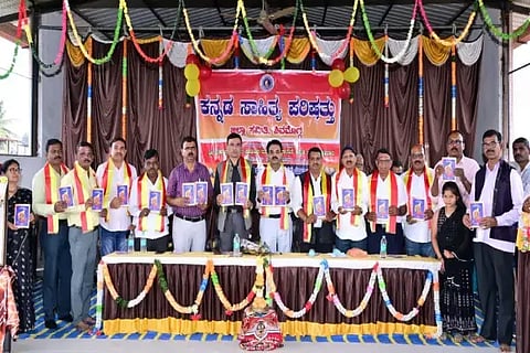 ಭದ್ರಾವತಿ ಬಸವೇಶ್ವರ ಶಾಲೆಯಲ್ಲಿ ಏರ್ಪಡಿಸಿದ್ದ ಕಾರ್ಯಕ್ರಮದಲ್ಲಿ ತಾಯಿನುಡಿ ಕವನ ಸಂಕಲನವನ್ನು ಕಸಾಪ ಜಿಲ್ಲಾಧ್ಯಕ್ಷ ಡಿ.ಮಂಜುನಾಥ್ ಬಿಡುಗಡೆಗೊಳಿಸಿದರು. ಮಂಜಾನಾಯ್ಕ, ಎಚ್.ಎಸ್.ರಘು, ಕೆ.ಸಿ.ಸುರೇಶ್ ಇತರರಿದ್ದರು.