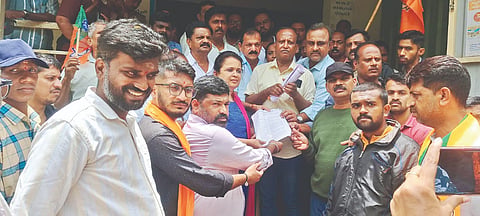 ಭದ್ರಾವತಿ ಜನ್ನಾಪುರದ ಇಎಸ್​ಐ ಆಸ್ಪತ್ರೆ ಮುಂಭಾಗ ಬಿಜೆಪಿ ಕಾರ್ಯಕರ್ತರು ಪ್ರತಿಭಟನೆ ನಡೆಸಿ ವೈದ್ಯಾಧಿಕಾರಿ ಡಾ.ಸಂಧ್ಯಾ ಅವರಿಗೆ ಮನವಿ ಸಲ್ಲಿಸಿದರು. ಸುರೇಶಪ್ಪ, ಧನುಷ್​, ಸುರೇಶ್​, ರಾಕೇಶ್​ ಇತರರಿದ್ದರು.