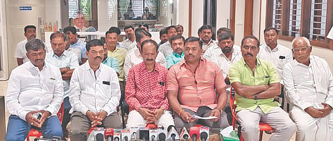 ಸುದ್ದಿಗೋಷ್ಠಿಯಲ್ಲಿ  ಪುರಸಭೆಯ ಸ್ಥಾಯಿ ಸಮಿತಿ ಅಧ್ಯಕ್ಷ ದೇವರಾಜು, ಕೃಷಿಕ ಸಮಾಜದ ಜಿಲ್ಲಾಧ್ಯಕ್ಷ ಇಟ್ಟಮಡು ಗೋಪಾಲ್, ಪುರಸಭೆ ಮಾಜಿ ಅಧ್ಯಕ್ಷ ಹರಿಪ್ರಸಾದ್, ಸದಸ್ಯರಾದ ರಾಕೇಶ್ ಕುಮಾರ್, ರಮೇಶ್, ಮುಖಂಡರಾದ ಖಲೀಲ್, ಪುಟ್ಟಪ್ಪ, ಧನಂಜಯ, ಸಂಪತ್ ಕುಮಾರ್, ತಮ್ಮಣ್ಣನದೊಡ್ಡಿ ಕುಮಾರ್ ಇತರರಿದ್ದರು. 