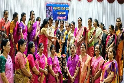 ಚಿಕ್ಕಮಗಳೂರು ಶ್ರೀಜಗದ್ಗುರು ರೇಣುಕಾಚಾರ್ಯ ಸಮುದಾಯ ಭವನದಲ್ಲಿ ಅಕ್ಕಮಹಾದೇವಿ ಮಹಿಳಾ ಸಂಘ ಜಯನಗರ ಬಡಾವಣೆಯ ಶರಣೆ ಸತ್ಯಕ್ಕ ತಂಡದಿಂದ ಆಯೋಜಿಸಿದ್ದ ‘ಕಾರ ಹುಣ್ಣಿಮೆ’ ಸಮಾರಂಭವನ್ನು ಬೇಲೂರಿನ ವಾಗ್ಮಿ ಲೀಲಾ ನಾಗಭೂಷಣ ಉದ್ಘಾಟಿಸಿದರು.