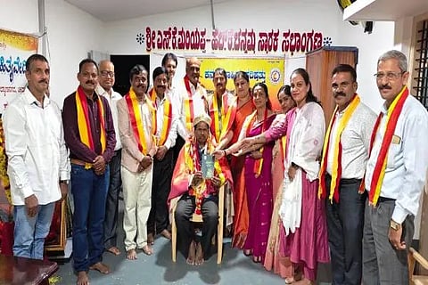 ಚಿಕ್ಕಮಗಳೂರಿನ ಕಲ್ಯಾಣನಗರದ ಅರಿವಿನ ಮನೆ ಸಭಾಂಗಣದಲ್ಲಿ ಕನ್ನಡ ಸಾಹಿತ್ಯ ಪರಿಷತ್ ನೂತನ ತಾಲೂಕು ಅಧ್ಯ ಕ್ಷರ ಸೇವಾದೀಕ್ಷಾ ಕಾರ್ಯಕ್ರಮವನ್ನು ಸಂಸ್ಕೃತಿ ಚಿಂತಕ ಹಿರೇಮಗಳೂರು ಪುಟ್ಟಸ್ವಾಮಿ ಉದ್ಘಾಟಿಸಿದರು.