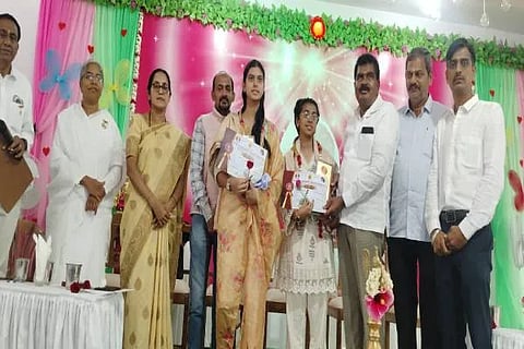 ಚಿಕ್ಕಮಗಳೂರು ಬಸವನಹಳ್ಳಿಯಲ್ಲಿರುವ ಪ್ರಜಾಪಿತ ಬ್ರಹ್ಮಾಕುಮಾರಿ ಈಶ್ವರೀಯ ವಿಶ್ವವಿದ್ಯಾಲಯ ಜ್ಞಾನಪ್ರಕಾಶ ಭವನದಲ್ಲಿ ಜ್ಞಾನ ಜ್ಯೋತಿ ಹಾಗೂ ಜ್ಞಾನ ರತ್ನ ಹಾಗೂ ಜ್ಞಾನ ದೀಪ ಪ್ರಶಸ್ತಿ ಪುರಸ್ಕಾರ ಸಮಾರಂಭದಲ್ಲಿ ವಿದ್ಯಾರ್ಥಿಗಳನ್ನು ಅಭಿನಂದಿಸಲಾಯಿತು. ಎಚ್‌.ಡಿ.ತಮ್ಮಯ್ಯ, ಡಾ.ಗೀತಾ, ಭಾಗ್ಯಕ್ಕ, ವಿಫುಲ್‌ ಕುಮಾರ್‌ ಜೈನ್‌ ಮತ್ತಿತರರಿದ್ದರು.