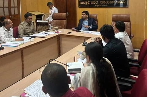 ಚಿಕ್ಕಮಗಳೂರು ಜಿಲ್ಲಾಧಿಕಾರಿ ಕಚೇರಿ ಸಭಾಂಗಣದಲ್ಲಿ ಡಿಸಿ ಭನ್ವರ್‌ ಸಿಂಗ್‌ ಮೀನಾ ಅಧ್ಯಕ್ಷತೆಯಲ್ಲಿ ಜಿಲ್ಲಾ ರಸ್ತೆ ಸುರಕ್ಷತಾ ಸಮಿತಿಯ ಸಭೆ ನಡೆಯಿತು.