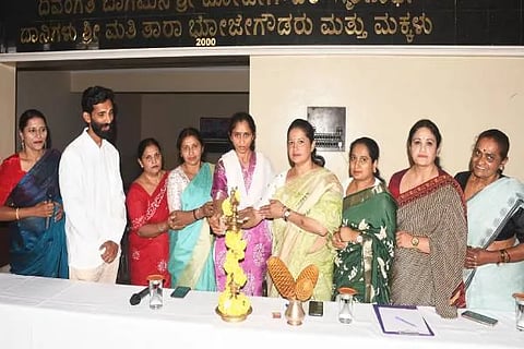 ಚಿಕ್ಕಮಗಳೂರು ಒಕ್ಕಲಿಗರ ಸಮುದಾಯ ಭವನದಲ್ಲಿ ಮಹಿಳಾ ಸಂಘದ ತಿಂಗಳ ಅತಿಥಿ ಕಾರ್ಯಕ್ರಮವನ್ನು ಜಿಲ್ಲಾ ಒಕ್ಕಲಿಗರ ಮಹಿಳಾ ಸಂಘದ ಅಧ್ಯಕ್ಷೆ ರೀನಾ ಸುಜೇಂದ್ರ ಉದ್ಘಾಟಿಸಿದರು.