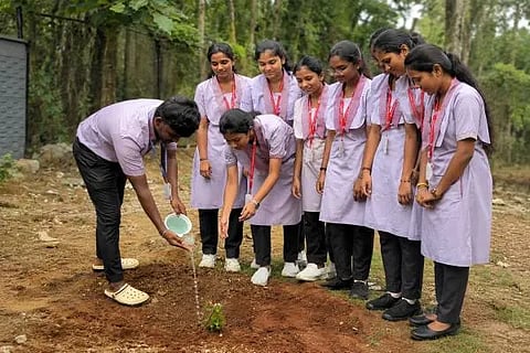 ಚಿಕ್ಕಮಗಳೂರಿನ ಸೈಂಟ್‌ ಮೆರೀಸ್‌ ಪದವಿ ಪುರ್ವ ಕಾಲೇಜಿನಲ್ಲಿ ಪರಿಸರ ದಿನಾಚರಣೆ ಅಂಗವಾಗಿ ವಿದ್ಯಾರ್ಥಿಗಳು ಸಸಿ ನೆಟ್ಟರು.