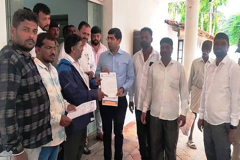 ಚಿಕ್ಕಮಗಳೂರು ಡಿಸಿ ಭನ್ವರ್‌ ಸಿಂಗ್‌ ಮೀನಾ ಅವರಿಗೆ ಮನವಿ ಸಲ್ಲಿಸಿದ ಡಿಎಸ್‌ಎಸ್‌ ಮುಖಂಡರು ಪರಿಶಿಷ್ಟರಿಗೆ ಮೀಸಲಿರಿಸಿದ ಜಾಗದಲ್ಲಿ ಅಕ್ರಮವಾಗಿ ಗುಡಿಸಲು ನಿರ್ಮಿಸುತ್ತಿರುವ ವ್ಯಕ್ತಿಗಳ ವಿರುದ್ಧ ಕಾನೂನು ಕ್ರಮ ಕೈಗೊಳ್ಳಬೇಕು ಎಂದು ಒತ್ತಾಯಿಸಿದರು.