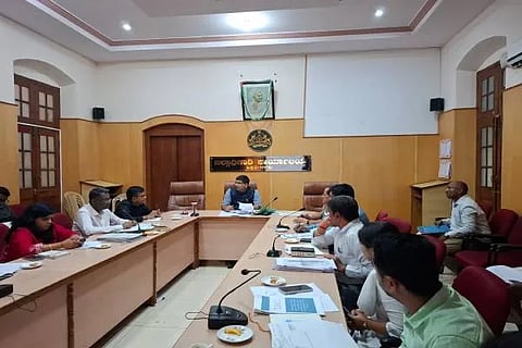 ಚಿಕ್ಕಮಗಳೂರು ಜಿಲ್ಲಾಧಿಕಾರಿ ಕಚೇರಿ ಸಭಾಂಗಣದಲ್ಲಿ ಡಿಸಿ ಭನ್ವರ್‌ ಸಿಂಗ್‌ ಮೀನಾ ಅಧ್ಯಕ್ಷತೆಯಲ್ಲಿ ಘನತ್ಯಾಜ್ಯ ನಿರ್ವಹಣಾ ನಿಯಮಗಳು ೨೦೨೬ರ ಪರಿಣಾಮಕಾರಿ ಅನುಷ್ಠಾನಕ್ಕಾಗಿ ಜಿಲ್ಲಾ ಮಟ್ಟದ ಮೇಲ್ವಿಚಾರಣಾ ಸಮಿತಿ ಮತ್ತು ಜಿಲ್ಲಾಧಿಕಾರಿಗಳ ನೇತೃತ್ವದಲ್ಲಿ ನಡೆದ ಜಿಲ್ಲಾ ಮಟ್ಟದ ಘನತ್ಯಾಜ್ಯ ನಿರ್ವಹಣೆ ಕುರಿತ ಸಭೆ ನಡೆಯಿತು. ಗೌರವ್‌ ಕುಮಾರ್‌ ಶೆಟ್ಟಿ, ಡಾ.ಅಶ್ವಥ್‌ಬಾಬು, ಗೋಪಾಲ್‌ ಜಾಧವ್‌, ರಾಜು, ವಿನಾಯಕ್‌ ಸಾಗರ್‌, ಪೂರ್ಣಿಮಾ ಮತ್ತಿತರರಿದ್ದರು.