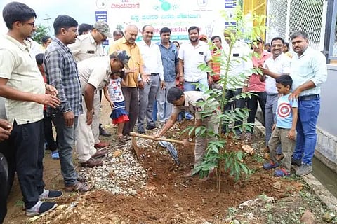 ಕಡೂರಿನ ಗುರುಕುಲ ಪಬ್ಲಿಕ್ ಶಾಲೆಯಲ್ಲಿ ಭಾನುವಾರ ವಿಜಯವಾಣಿ ದಿನಪತ್ರಿಕೆ ಮತ್ತು ಗುರುಕುಲ ಪಬ್ಲಿಕ್ ಶಾಲೆಯ ಸಹಯೋಗದೊಂದಿಗೆ ನಡೆದ ಪರಿಸರ ದಿನಾಚರಣೆ ಅಂಗವಾಗಿ ಸಸಿಗಳನ್ನು ನೆಡಲಾಯಿತು.