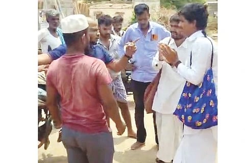 ಹನಸಿ ಗ್ರಾಮದಲ್ಲಿ ವಂಚನೆಗೆ ಯತ್ನಿಸಿದ ಸಂಶಯಾಸ್ಪದ ವ್ಯಕ್ತಿಗಳನ್ನು ಸಾರ್ವಜನಿಕರು ತಡೆದು ವಿಚಾರಿಸುತ್ತಿರುವುದು.