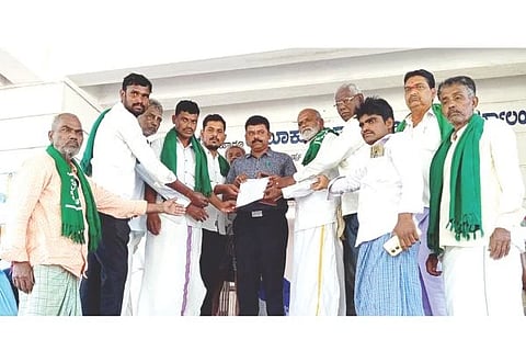 ಹೂವಿನಹಡಗಲಿ ತಹಸೀಲ್ದಾರ್ ಸಂತೋಷ್‌ಕುಮಾರ್ ಅವರಿಗೆ  ಕರ್ನಾಟಕ ರೈತ ಸಂಘದಿಂದ ಮನವಿ ಸಲ್ಲಿಸಲಾಯಿತು. ತಾಲೂಕು ಅಧ್ಯಕ್ಷ ಹೊಸಮನಿ ಸಿದ್ದಪ್ಪ, ಉಪಾಧ್ಯಕ್ಷ ವಿಠಲನಾಯ್ಕ, ಪ್ರಧಾನ ಕಾರ್ಯದರ್ಶಿ ಶಿವರಾಜ, ಕಾರ್ಯಾಧ್ಯಕ್ಷರಾದ ಮಂಜುನಾಥನಾಯ್ಕ, ಢಾಕ್ಯನಾಯ್ಕ ಇತರರಿದ್ದರು.