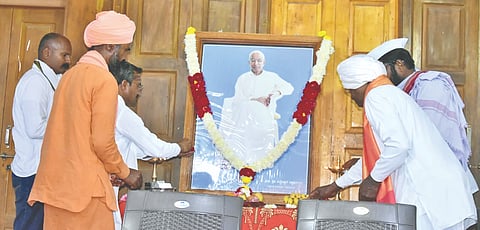 ಹೊರ್ತಿ ಸಮೀಪದ ಕಾತ್ರಾಳ, ಬಾಲಗಾಂವ ಗುರುದೇವಾಶ್ರಮದಲ್ಲಿ 7 ದಿನಗಳವರೆಗೆ ನಡೆಯುವ ಆಧ್ಯಾತ್ಮಿಕ, ಗ್ರಾಮೀಣ ಸೊಗಡು, ಸಂಸ್ಕೃತಿ ಹಾಗೂ ಗುರುನಮನ ಕಾರ್ಯಕ್ರಮಕ್ಕೆ ಶರಣರು ಮತ್ತು ಶ್ರೀಗಳು, ಮಹಾರಾಜ ಜೊತೆಯಾಗಿ ಸಿದ್ಧೇಶ್ವರ ಭಾವಚಿತ್ರಕ್ಕೆ ಪೂಜೆ ಸಲ್ಲಿಸಿ ಉದ್ಘಾಟಿಸಿದರು. ಶಿವಾನಂದ ಶರಣರು, ತುಕಾರಾಮ ಮಹಾರಾಜರು, ಅಮೃತಾನಂದ  ಸ್ವಾಮೀಜಿ ಇದ್ದರು.