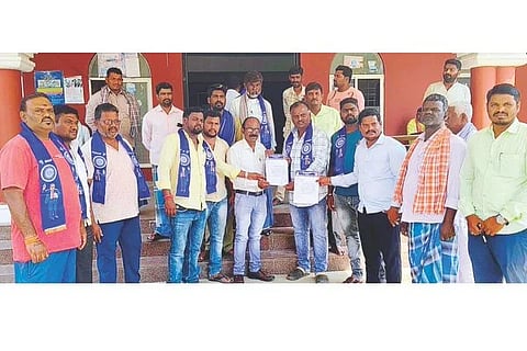 ಡಾ.ಬಿ.ಅರ್.ಅಂಬೇಡ್ಕರ್ ಪರಿನಿರ್ವಾಣ ದಿನ ಆಚರಿಸಿದ ವಿವಿಧ ಇಲಾಖೆ ಅಧಿಕಾರಿಗಳ ವಿರುದ್ಧ ಕ್ರಮ ವಹಿಸುವಂತೆ ಒತ್ತಾಯಿಸಿ ಹರಪನಹಳ್ಳಿಯಲ್ಲಿ ಗ್ರೇಡ್ 2 ತಹಸೀಲ್ದಾರ್ ನಟರಾಜ್ ಅವರಿಗೆ ದಲಿತ ಸಂಘರ್ಷ ಸಮಿತಿ (ಭೀಮವಾದ) ಕಾರ್ಯಕರ್ತರು ಮನವಿ ಸಲ್ಲಿಸಿದರು. ತಾಲೂಕು ಅಧ್ಯಕ್ಷ ಕೆ.ಸುಭಾಷ್, ಪ್ರಮುಖರಾದ ಡಿ.ಛತ್ರಪತಿ, ಪ್ರಶಾಂತ ಶೃಂಗಾರತೋಟ, ಕೆ.ಭರತ್, ನಾಗರಾಜ ಬಿದ್ದಾಡಿ, ಮಲ್ಲಿಕಾರ್ಜುನ, ರಮೇಶ, ನಾಗರಾಜ, ಶ್ರೀಕಾಂತ, ಅಂಜಿನಪ್ಪ ಮಾಳಗಿ, ಶಶಿಕುಮಾರ್ ಇತರರಿದ್ದರು.