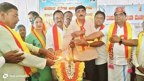 ಕಡೂರು ತಾಲೂಕಿನ ಅಣೇಗೆರೆ ಗ್ರಾಮದಲ್ಲಿ ಹೋಬಳಿ ಮಟ್ಟದ ಜಾನಪದ ಕಲೆಗಳ ಅಪೂರ್ವ ಸಂಗಮ ಕಾರ್ಯಕ್ರಮವನ್ನು ಪುರಸಭೆ ಮಾಜಿ ಅಧ್ಯಕ್ಷ ಭಂಡಾರಿ ಶ್ರೀನಿವಾಸ್ ಉದ್ಘಾಟಿಸಿದರು. ಜಿ.ಬಿ.ಸುರೇಶ್, ಜಗದೀಶ್ ಆಚಾರ್, ದೇವಾನಂದ್, ಸವಿತಾ ಮತ್ತಿತರರಿದ್ದರು.