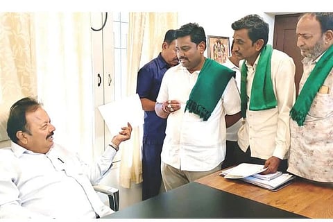 ಬೆಂಗಳೂರಿನಲ್ಲಿ ರಾಜ್ಯ ರೈತ ಸಂಘದ ಪದಾಧಿಕಾರಿಗಳು ಕೃಷಿ ಸಚಿವ ಚೆಲುವರಾಯಸ್ವಾಮಿಗೆ ಮನವಿ ಸಲ್ಲಿಸಿದರು. ಸಂಘದ ಪದಾಧಿಕಾರಿಗಳಾದ ಬಿ.ವಿ.ಗೌಡ, ಮಲ್ಲನಗೌಡ ಪಾಟೀಲ್, ಬಸವರಾಜ ಗೋಡಿಹಾಳ್, ವಿ.ವೀರೇಶ ಇತರರಿದ್ದರು.