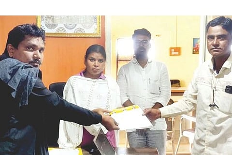 ಹೊಸನೆಲ್ಲೂಡಿ ಪಿಡಿಒ ಅಪರಂಜಿಗೆ ಸಂಘಟನೆಗಳಿಮದ ಮನವಿ ಸಲ್ಲಿಸಲಾಯಿತು.  ಕರ್ನಾಟಕ ಪ್ರೆಸ್ ಕ್ಲಬ್ ಕೌನ್ಸಿಲ್ ಅಧ್ಯಕ್ಷ ಎಚ್.ಮರಿಯಪ್ಪ, ಸಮಾಜಸೇವಾ ಕಾರ್ಯಕರ್ತರ ವೇದಿಕೆ ಅಧ್ಯಕ್ಷ ಟಿ.ಎಚ್.ಎಂ.ರಾಜಕುಮಾರ್ ಇದ್ದರು.   