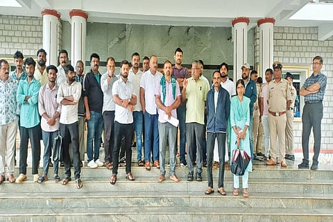 ಭೂ ಒತ್ತುವರಿ ತೆರವು ಆದೇಶ ರದ್ದುಪಡಿಸಬೇಕೆಂದು ಆಗ್ರಹಿಸಿ ಶೃಂಗೇರಿ ಕ್ಷೇತ್ರ ರೈತ ಸಂಘ, ಹಸಿರು ಸೇನೆ ಸದಸ್ಯರು ಪ್ರತಿಭಟನೆ ನಡೆಸಿದರು.