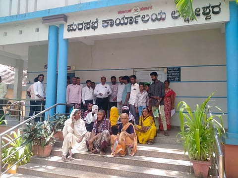 WATER CRISIS ಲಕ್ಷ್ಮೇಶ್ಚರದ 4,5ನೇ ವಾರ್ಡ್ ನಿವಾಸಿಗಳು ಶುಕ್ರವಾರ ಸಮರ್ಪಕ ನೀರು ಪೂರೈಕೆಗೆ ಆಗ್ರಹಿಸಿ ಪುರಸಭೆ ಮುಖ್ಯಾಧಿಕಾರಿ ಮನವಿ ಸಲ್ಲಿಸಿದರು.