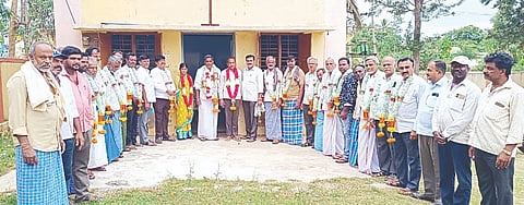 ಮಳವಳ್ಳಿ ತಾಲೂಕಿನ ಮಿಕ್ಕೆರೆ ವಿವಿಧೋದ್ದೇಶ ಪ್ರಾಥಮಿಕ ಗ್ರಾಮೀಣ ಕೃಷಿ ಸಹಕಾರ ಸಂಘಕ್ಕೆ  ಅಧ್ಯಕ್ಷರಾಗಿ ಅವಿರೋಧವಾಗಿ ಆಯ್ಕೆಯಾದ ರಾಮಲಿಂಗೇಗೌಡ, ಉಪಾಧ್ಯಕ್ಷೆ ನಾಗಮ್ಮ ಅವರನ್ನು ಅಭಿನಂದಿಸಲಾಯಿತು. ನಿರ್ದೇಶಕರಾದ ಚಿಕ್ಕಲಿಂಗಯ್ಯ, ಉಮೇಶ್, ಪುಟ್ಟಸ್ವಾಮಿ, ಬಸವರಾಜು, ವಿ.ಎನ್.ರಾಜಶೇಕರ್ , ಕೆ.ಎಸ್.ರಾಜಣ್ಣ, ಜೆ.ಟಿ.ಪ್ರಸನ್ನ ಕುಮಾರ್,  ಕಲ್ಕುಣಿ ದೇವರಾಜು, ಮಹದೇವು, ಎಲ್.ಬಸವರಾಜು, ಡಿ.ಬಿ.ರುದ್ರ, ಪಿ.ಶಿವಕುಮಾರ್, ಎಂ.ಮಂಜು, ದೊಡ್ಡಣ್ಣ, ರಾಜು, ಮಹದೇವ, ಲಿಂಗರಾಜು, ಅಂಗಡಿ ಮಹದೇವ, ನಾಗಣ್ಣ ಇದ್ದರು. 