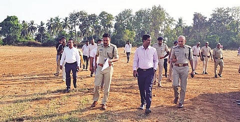 ಮಳವಳ್ಳಿಯ ಶಾಂತಿ ಕಾಲೇಜು ಮುಂಭಾಗ ಸಿದ್ಧಗೊಳ್ಳುತ್ತಿರುವ ವೇದಿಕೆಯನ್ನು ಜಿಲ್ಲಾಧಿಕಾರಿ ಡಾ.ಕುಮಾರ್, ದಕ್ಷಿಣ ವಲಯ ಐಜಿಪಿ ಬೋರಲಿಂಗಯ್ಯ, ಎಸ್ಪಿ ಮಲ್ಲಿಕಾರ್ಜುನ ಬಾಲದಂಡಿ ಪರಿಶೀಲಿಸಿದರು.  