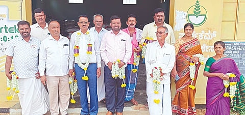 ಕ್ಯಾತನಹಳ್ಳಿ ವಿವಿಧೋದ್ದೇಶ ಪ್ರಾಥಮಿಕ ಗ್ರಾಮೀಣ ಕೃಷಿ ಸಹಕಾರ ಸಂಘದ ಅಧ್ಯಕ್ಷ ಟಿ.ಎಂ.ಮಹೇಶ್ ಅವರನ್ನು ನಿರ್ದೇಶಕರು ಅಭಿನಂದಿಸಿದರು. ಪುಟ್ಟೇಗೌಡ, ನಾರಾಯಣ, ಕೆ.ಎಂ.ಜಗದೀಶ್, ಶಿವಲಿಂಗಯ್ಯ, ಆರ್.ಎಲ್.ರವಿಶಂಕರ್, ನಾಗೇಶ್, ಚಂದ್ರಶೇಖರ್, ಉಮೇಶ್, ಮರಿಸ್ವಾಮಿ, ಲಕ್ಷ್ಮೀ, ಸುಜಾತಾ ಇದ್ದರು.