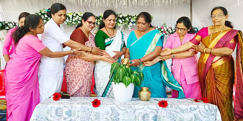 ಚೇರಂಬಾಣೆ ಗೌಡ ಮಹಿಳಾ ಒಕ್ಕೂಟದ ವತಿಯಿಂದ ಹಮ್ಮಿಕೊಂಡಿದ್ದ ವಿಶ್ವ ಆರೋಗ್ಯ ದಿನವನ್ನು ನಿವೃತ್ತ ನರ್ಸಿಂಗ್ ಸೂಪರಿಂಟೆಂಡೆಂಟ್ ತಳೂರು ದೇವಕಿ ಪೂಣಚ್ಚ ಗಿಡಕ್ಕೆ ನೀರು ಹಾಕುವ ಮೂಲಕ ಉದ್ಘಾಟಿಸಿದರು. ನಿವೃತ್ತ ಹಿರಿಯ ಆರೋಗ್ಯ ಸಹಾಯಕಿ ಪಾರೆ ಮಜಲು ವಿಮಲಾ, ಆರೋಗ್ಯ ಅಧಿಕಾರಿ ಕೃತಿಕಾ ರಾಣಿ, ತುಳಸಿ ಮೋಹನ ಇತರರು ಇದ್ದರು. 