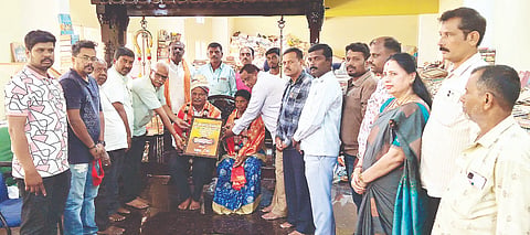 ಪದ್ಮಶ್ರೀ ಪ್ರಶಸ್ತಿಗೆ ಭಾಜನರಾಗಿರುವ ಪಾಂಡವಪುರ ತಾಲೂಕಿನ ಹರಳಹಳ್ಳಿ ಗ್ರಾಮದ ಅಂಕೇಗೌಡರನ್ನು ಗಾಣಿಗ ಜನಾಂಗದಿಂದ ಸನ್ಮಾನಿಸಲಾಯಿತು.