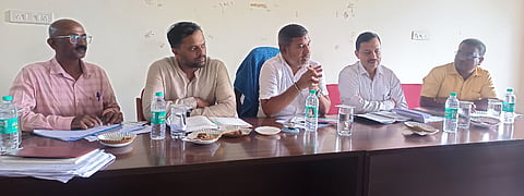 ಮಳೆ ಹಿನ್ನೆಲೆಯಲ್ಲಿ ಸಕಲೇಶಪುರದಲ್ಲಿ ಬುಧವಾರ ಶಾಸಕ ಸಿಮೆಂಟ್ ಮಂಜು ಅಧಿಕಾರಿಗಳೊಂದಿಗೆ ಸಭೆ ನಡೆಸಿದರು. 